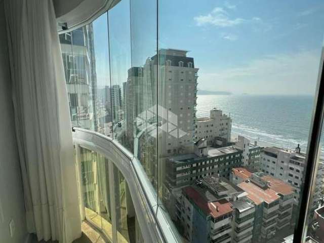 Apartamento com quatro quartos e vista mar na Meia Praia Itapema SC