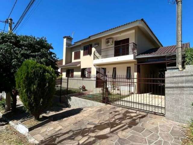 Casa 4 dormitórios, 2 pavimentos, à venda no Bairro Nossa Senhora Medianeira, Santa Maria-RS.