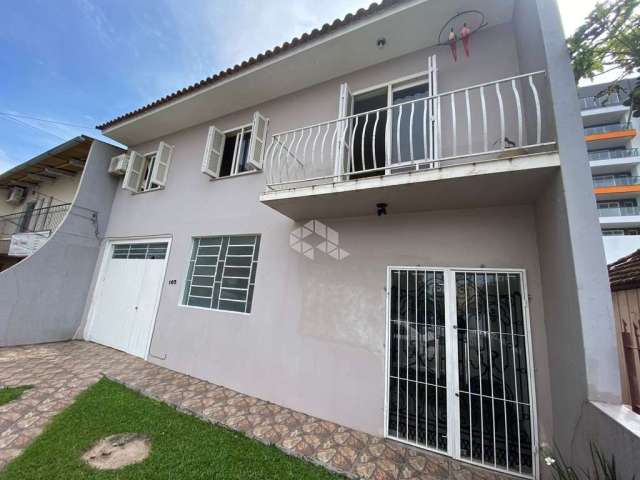 Casa à venda com 03 dormitórios e sala comercial no bairro Camobi, em Santa Maria.