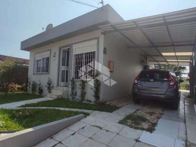 Casa com 02 dormitórios com garagem para 03 carros no bairro Camobi em Santa Maria