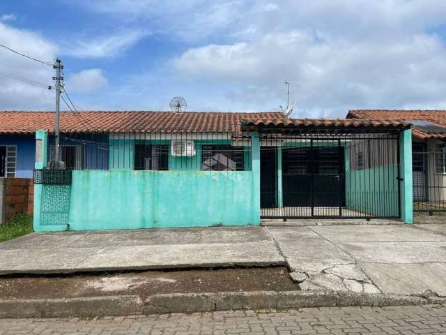 Casa com 02 dormitórios e vaga de garagem no Bairro Diácono Luiz Pozzobon em Santa Maria