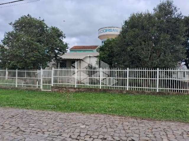 Casa de esquina, com 03 dormitórios, garagem, com despensa e toda gradeada, ótima localização, próximo de escolas e mercados, 20 minutos da UFSM