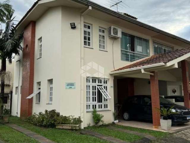 Casa estilo sobrado com 3 quartos  com suite e vaga de garagem à venda em Camobi Santa Maria