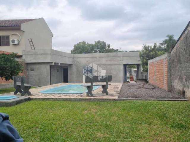 Casa com 3 quartos, sala, cozinha, 2 vagas de garagem e piscina no Bairro Itararé em Santa Maria