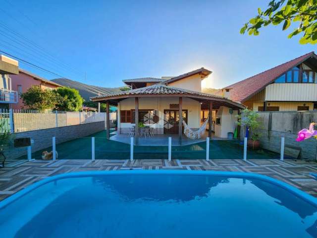 Casa com 4 quartos e com churrasqueira, 200 m² em Armação, Florianópolis