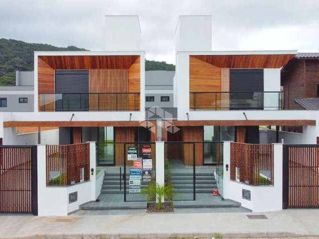 Casa Individual de alto padrão construtivo com 3 dormitórios no Bairro Rio Tavares - Florianópolis/SC