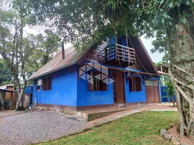 A venda casa de 2 dormitórios, localizada no bairro Alpes Verdes em Canela.