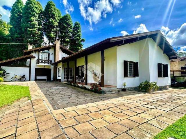 A venda casa de 3 dormitórios sendo um suíte, localizada no Jardim dos Pinheiros em Canela.