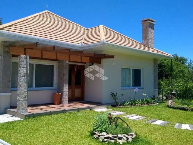 A venda casa de 3 dormitórios sendo 2 suítes, localizada em Gramado.