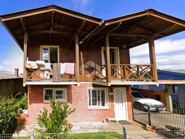 A venda terreno com duas casas mais pavilhão, localizada em Canela.