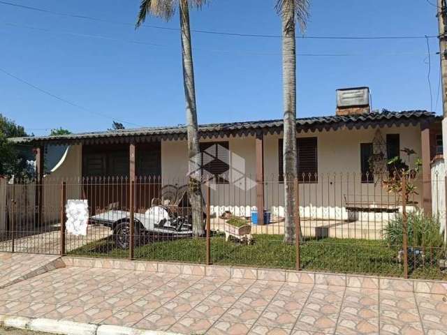 Casa ampla com churrasqueira, jardim, gradeada, garagem para 3 carros, 3 dormitórios