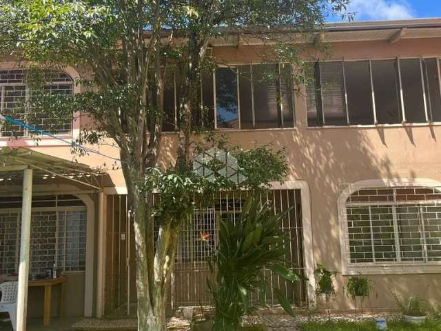 Casa com 2 dormitórios com bastante patio e bem localizada em Niterói Canoas.