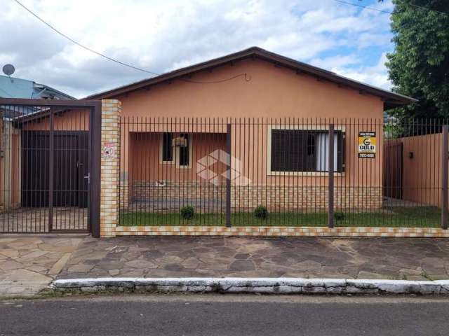 Casa com 3 dormitórios, webspace e piscina  em Esteio