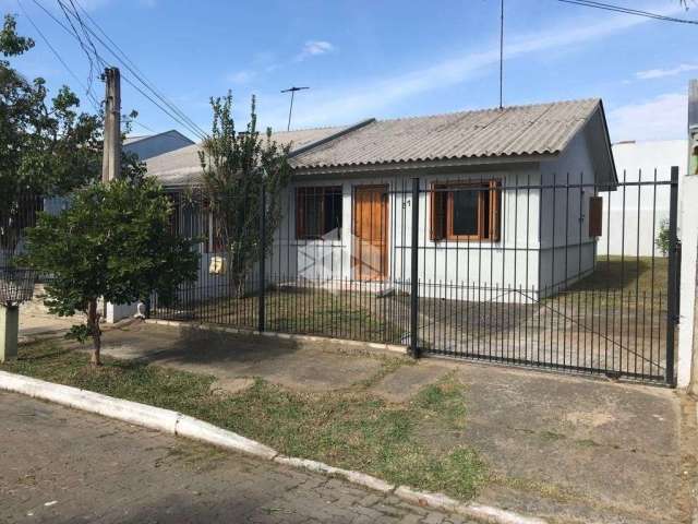 Casa à venda com 2 dormitórios e 2 vagas de garagem. Bairro São José.