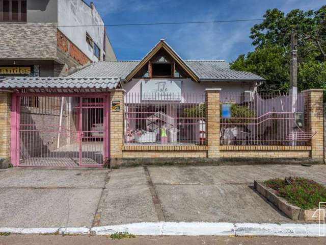 Enorme casa com pé direito alto, sendo 3 dormitórios, 2 banheiros, ponto comercial na frente, sótão com dormitório e pátio nos fundos. Localizado no B