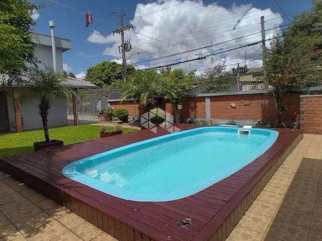 Casa/Sobrado com 3 dormitórios, 2 Salas, sendo 1 com lareira, 3 banheiros, Piscina e Quiosque com Churrasqueira. No bairro Igara/Canoas.