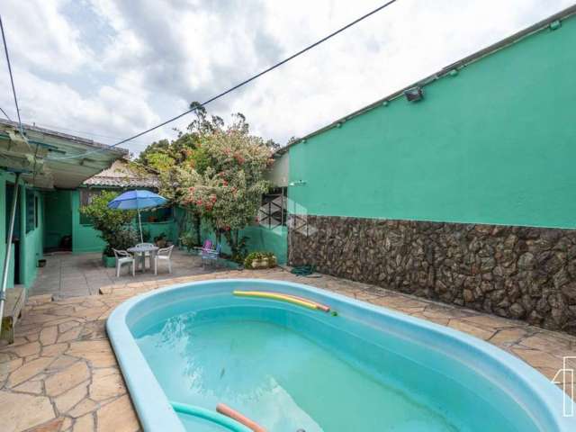 Casa terrea, com 3 dormitórios, pátio grande com piscina, espaço gourmet com churrasqueira, 3 vagas cobertas, localizada no bairro Fátima, em Canoas