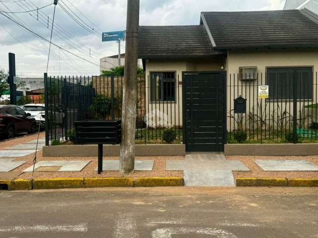 Casa térrea 50m² com 2 amplos dormitórios, sala de estar, cozinha modulada, banheiro social, 2 vagas de garagem. A venda no bairro Moinhos de Vento-