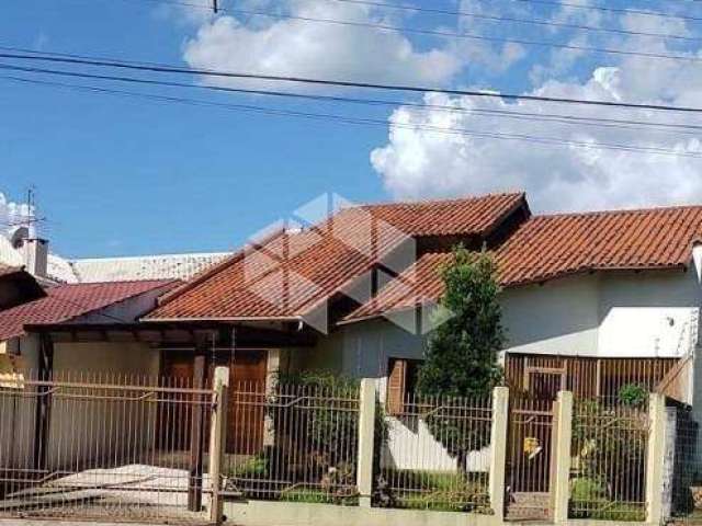 Casa no bairro Estância Velha com 3 dormitórios, 2 banheiros, 2 vagas.