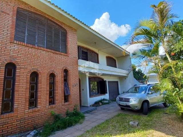 Casa sobrado com 5 dormitórios, sala de estar e jantar, aceita financiamento, no Bairro Nossa Senhora das Graças.