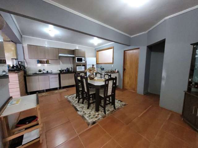 Sobrado de 200 m², composta por 3 Dormitórios/Quartos, 2 banheiros, sala de jantar, estar, espaço para escritório, cozinha ampla, despensa, churrasque