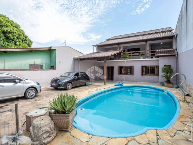 Casa com 5 dormitórios, 1 suíte, espaço gourmet e piscina. A venda no Bairro Rio Branco em Canoas-Rs