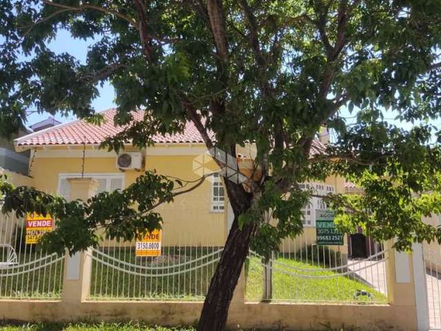 Casa 3 dormitórios, sendo 1 Suíte com hidro, sala de estar, sala de jantar, cozinha, espaço gourmet com churrasqueira no Bairro Bela Vista em Canoas.