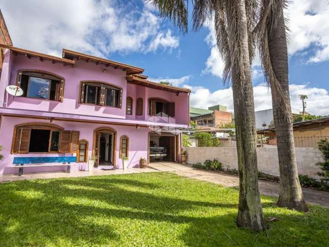 Casa Sobrado com 3 Dormitórios, ampla cozinha, 2 banheiros, salão de festa com churrasqueira, pátio com espaço para piscina. A venda no Bairro Igara-