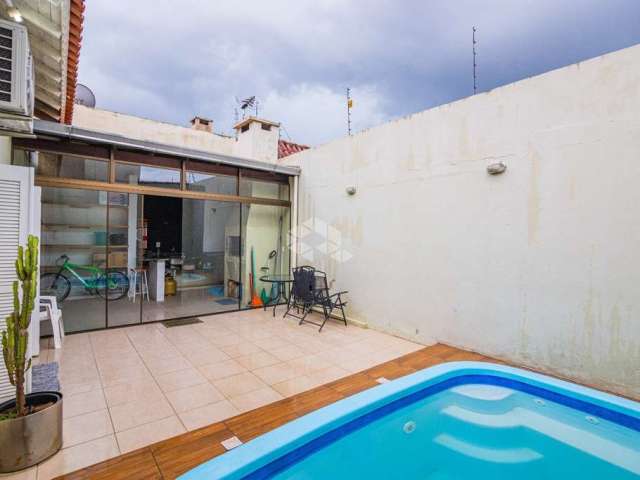 Casa térrea 2 dormitórios, 1 suíte, sala de estar com lareira, cozinha planejada , churrasqueira, piscina, Bairro Moinhos de Vento,Canoas Aceita FGTS