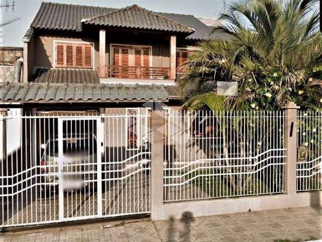 Casa com 3 dormitórios, 2 banheiros, Living estendido, vaga de garagem para 2 carros. No bairro Estância Velha em Canoas.