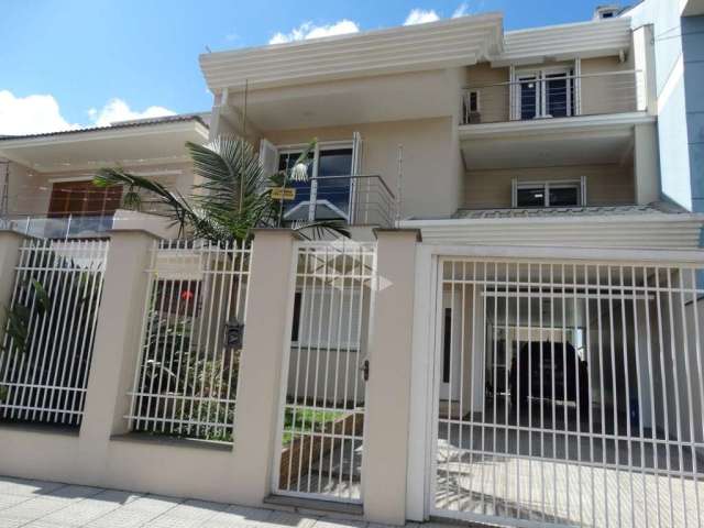 Casa com 3 quartos, piscina, semi-mobiliada no Centro de Canoas (Aceita dação de apartamento em são Leopoldo)