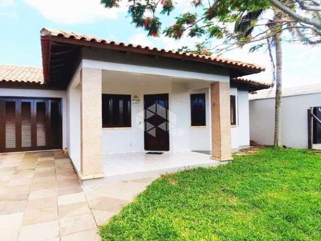 Casa com 3 quartos sendo 1 suíte, com garagem fechada, mobiliada, em Capão da Canoa.