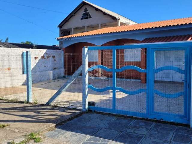 Casa de 2 dormitórios, 2 banheiros, mobiliada, ampla sala, lado mar em Capão da Canoa.