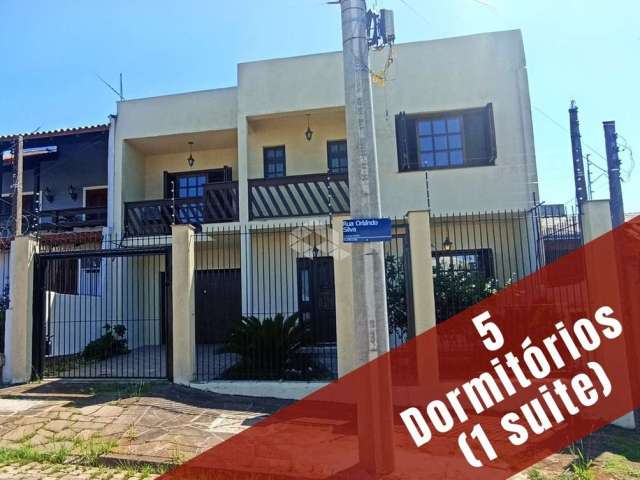 Casa com 5 dormitórios (1 suíte), e 4 vagas de garagem, com excelente conservação