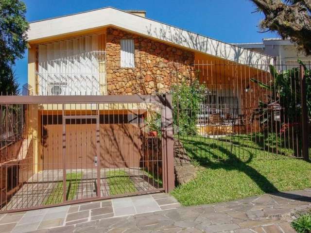 Casa de 03 dormitórios com 262m² de área privativa- Jardim Sabará