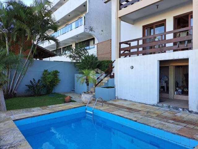 Casa 3 dormitórios, dependência completa, 3 vagas, piscina e linda vista.