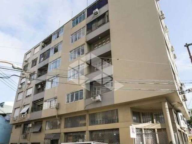 Apartamento desocupado à venda, em frente à redenção e com vista para o parque. 2 dormitórios, sacada, despensa e banheiro auxiliar