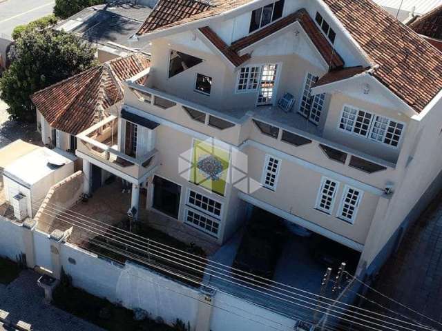 Casa com 4 Quartos e 6 Banheiros  em Santa Felicidade