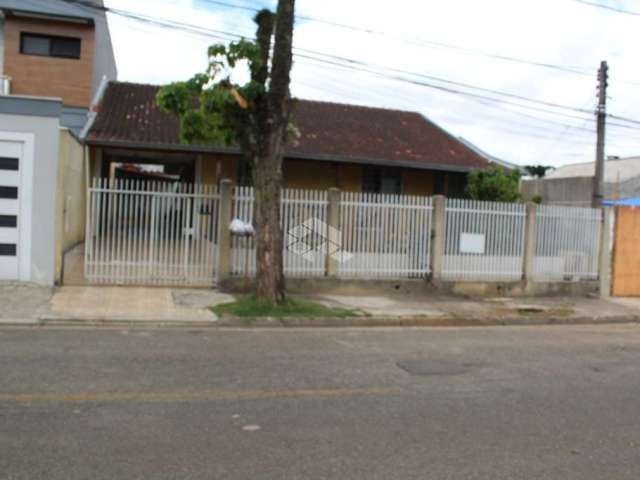 Casa com 3 quartos e 2 banheiros no bairro Afonso Pena, em São José dos Pinhais-PR.