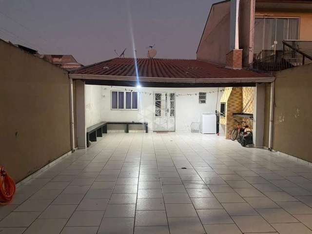 Casa com 2 quartos e 1 banheiro, no bairro Uberaba, em Curitiba-PR.