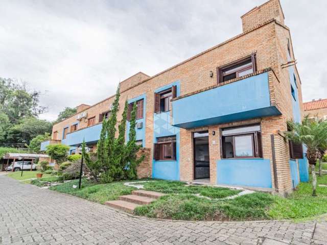 Linda casa 3 dormitórios, 1 suíte em condomínio tranquilo com ampla área verde.