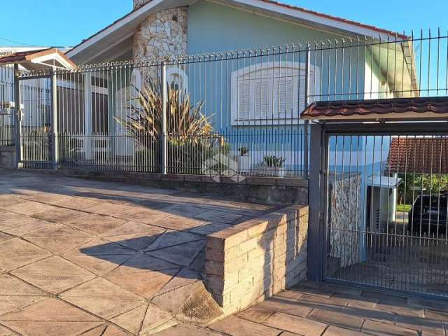 Casa com 03 dormitórios no bairro Colina Sorriso em Caxias do Sul