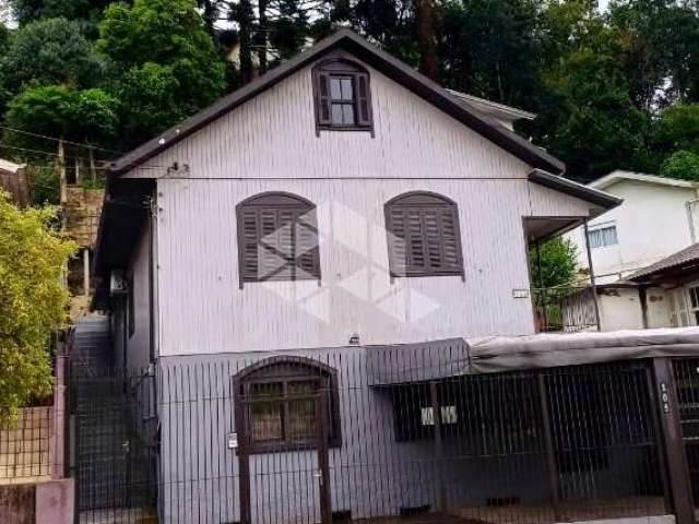 Casa Mista de 03 dormitórios com suíte,  Finamente mobiliada Bairro São Leopoldo em Caxias do Sul.