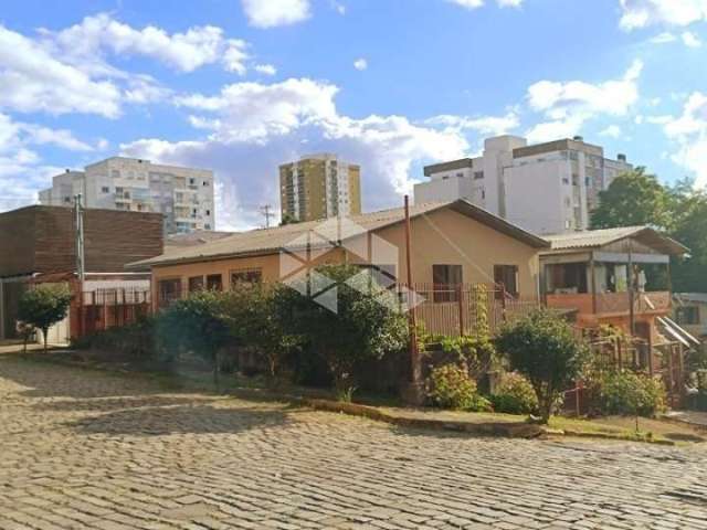 Casa de esquina à venda no bairro Sta. Lúcia, Caxias do Sul