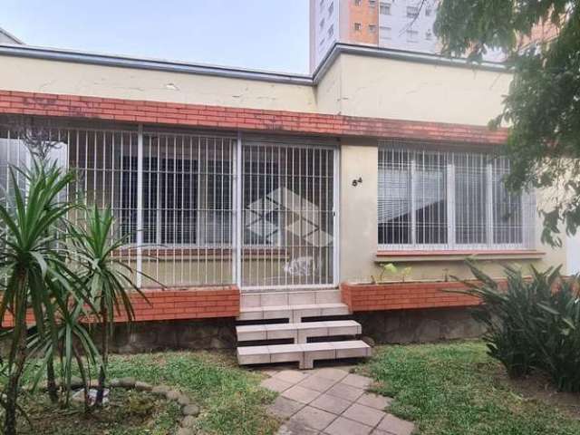 Casa à venda no bairro Panazzolo, com dois pavimentos e terreno de 360m²