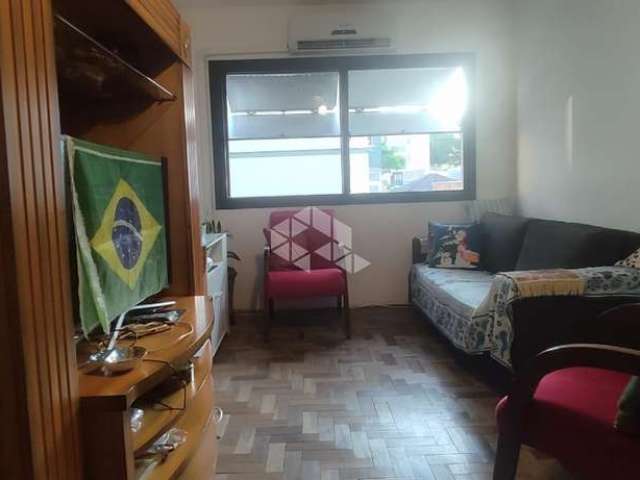 Apartamento de 2 dormitórios com dependência no bairro Manini Deus.