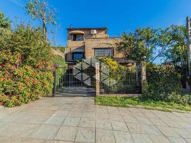 Casa a venda no bairro cristal com 4 dormitórios lugar alto, com vista para o Guaíba.