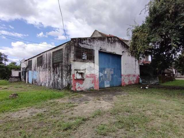 Terreno de esquina medindo 627 m²  no bairro Harmonia com prédio para reformar.