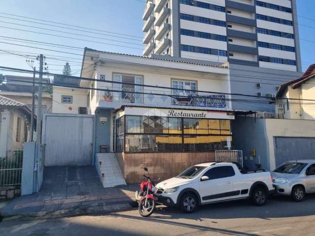 Casa com dois pavimentos em Capoeiras, florianópolis-SC