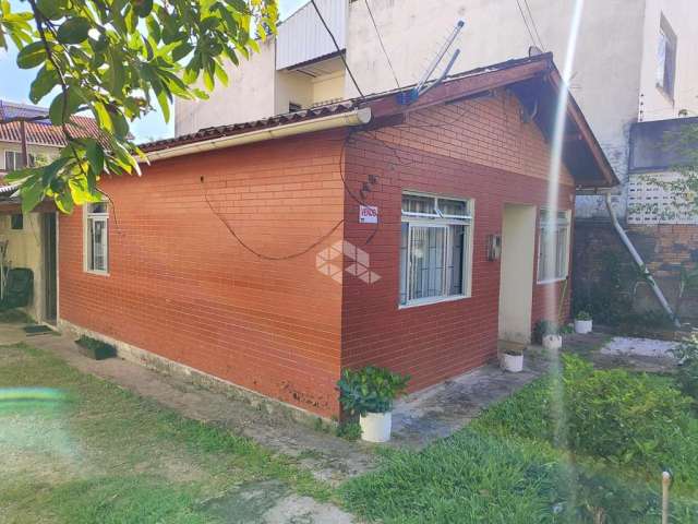 Casa com excelente metragem de terreno com duas casas